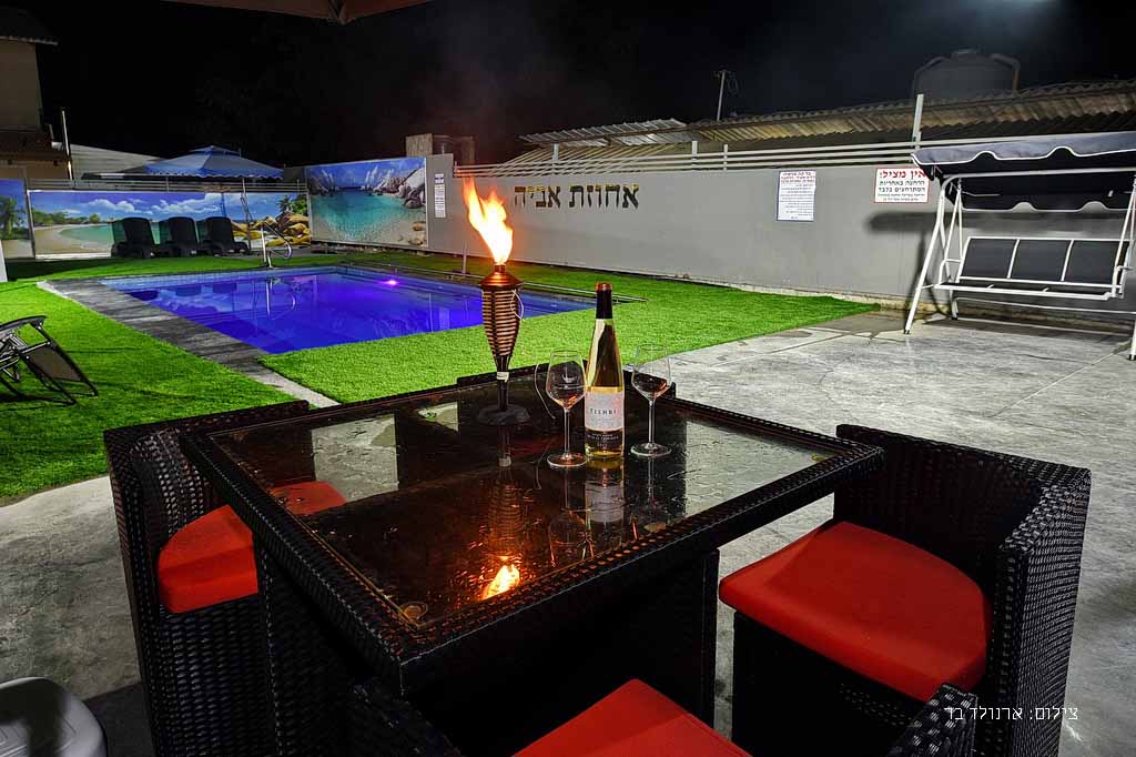 הבריכה בחצר הוילה